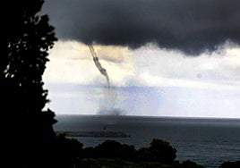 Tromba marina, vista desde el litoral de Dénia.