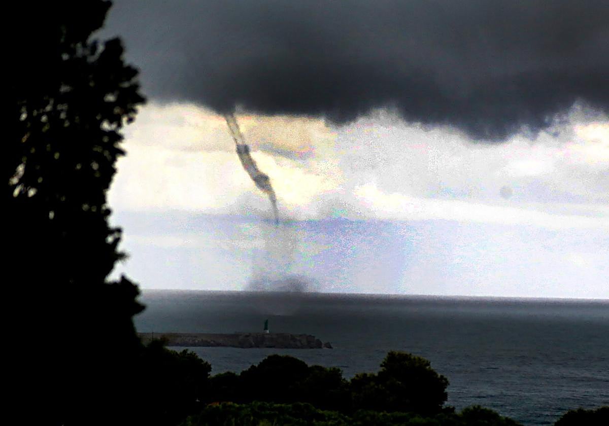 Tromba marina, vista desde el litoral de Dénia.
