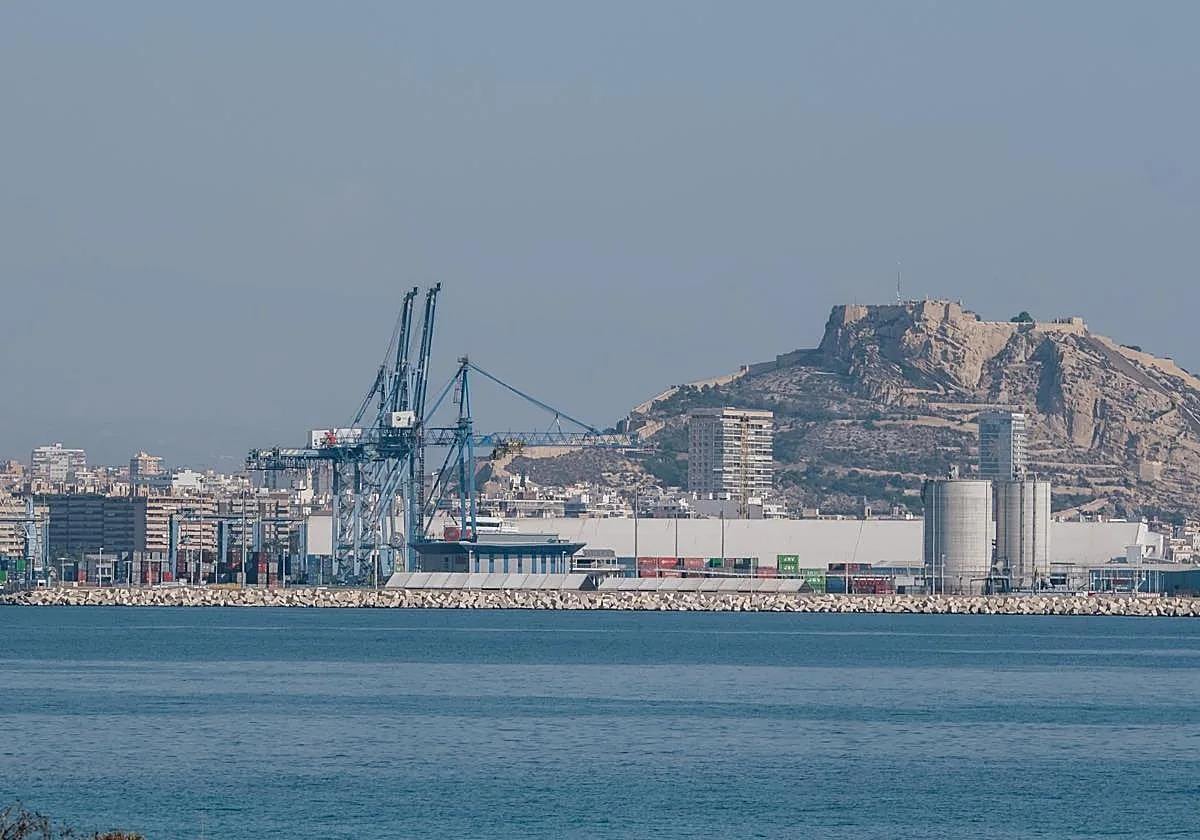Vistas al puerto de Alicante.