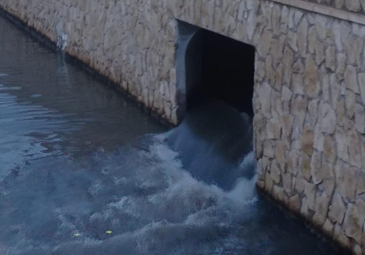 Imagen principal - Denuncian el vertido de «aguas residuales sin tratamiento» por el Barranco de las Ovejas