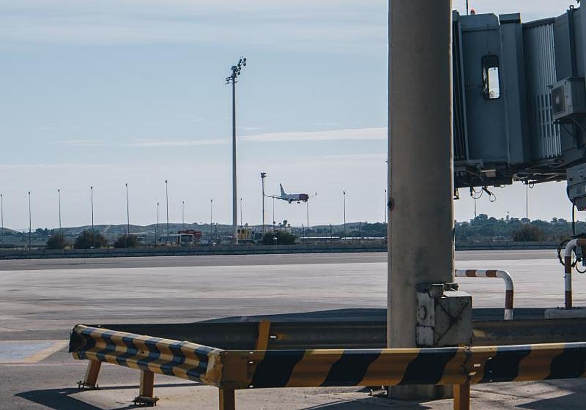Aterrizaje de un avión en el aeropuerto Alicante-Elche.