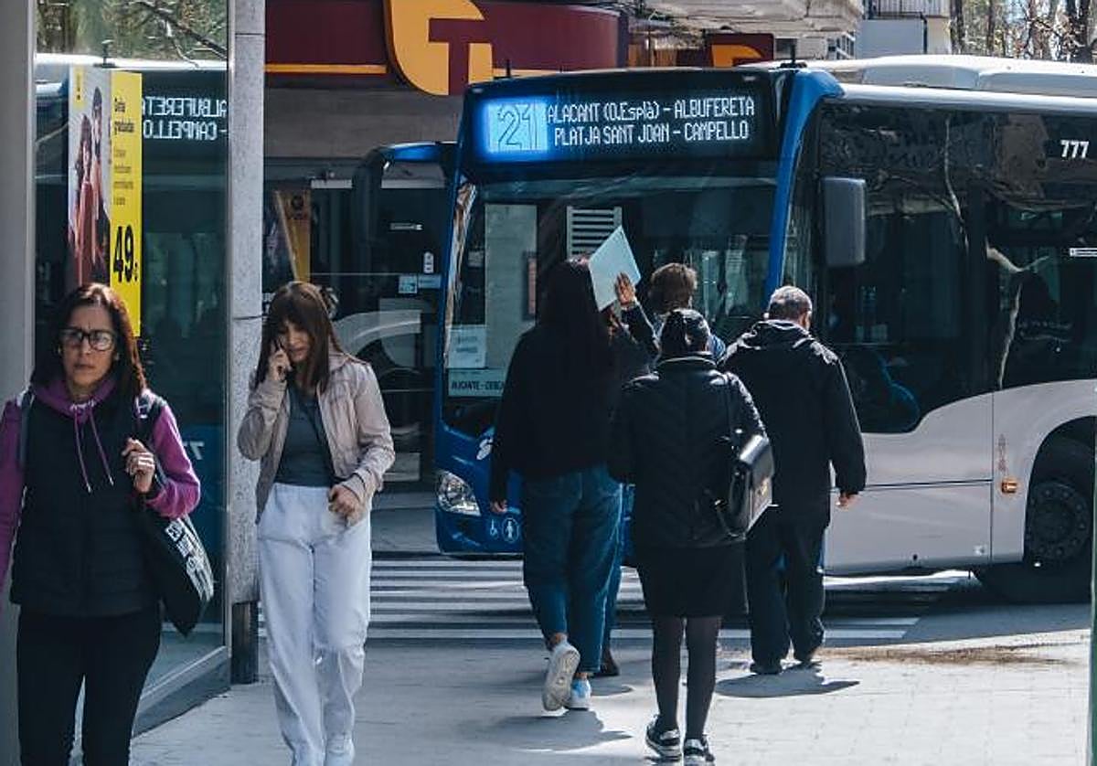 Autobús interurbano de Alicante, en el cruce de Federico Soto con la calle del Teatro.