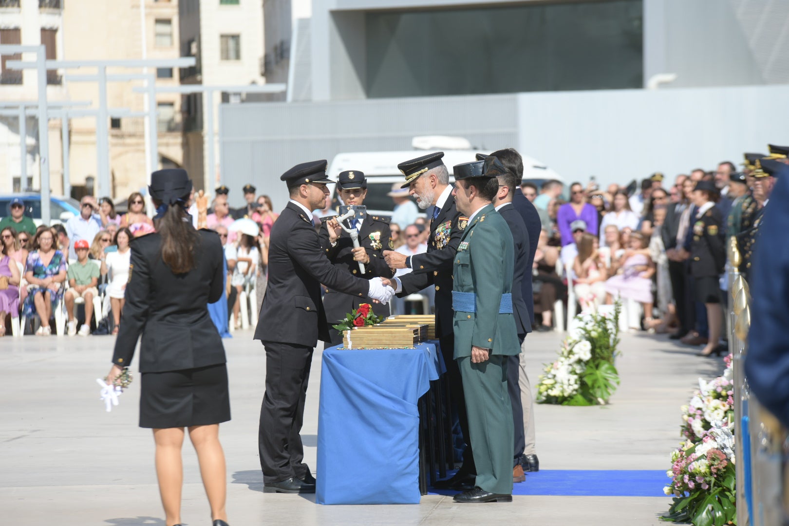 Orgullo azul en Alicante con el homenaje de la Policía Nacional a su patrón, los Santos Ángeles Custodios