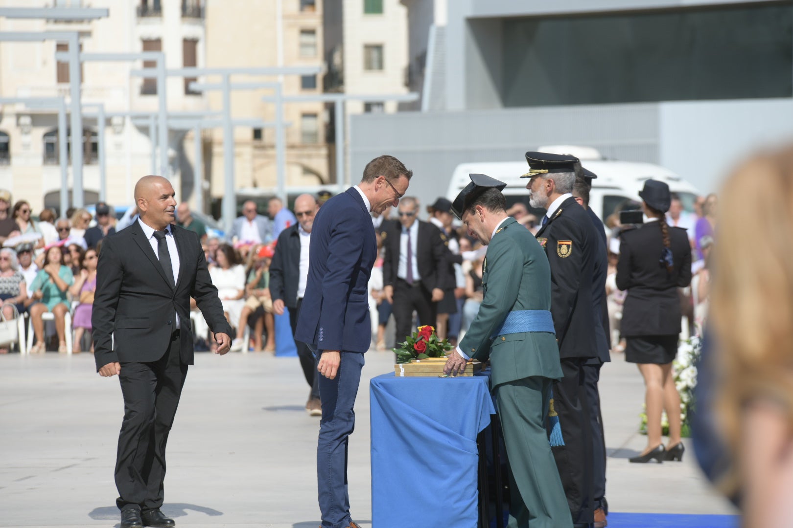 Orgullo azul en Alicante con el homenaje de la Policía Nacional a su patrón, los Santos Ángeles Custodios