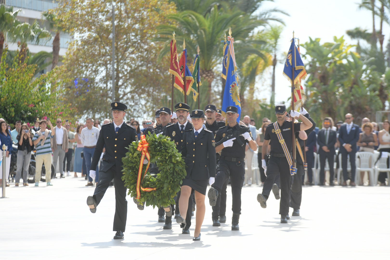 Orgullo azul en Alicante con el homenaje de la Policía Nacional a su patrón, los Santos Ángeles Custodios