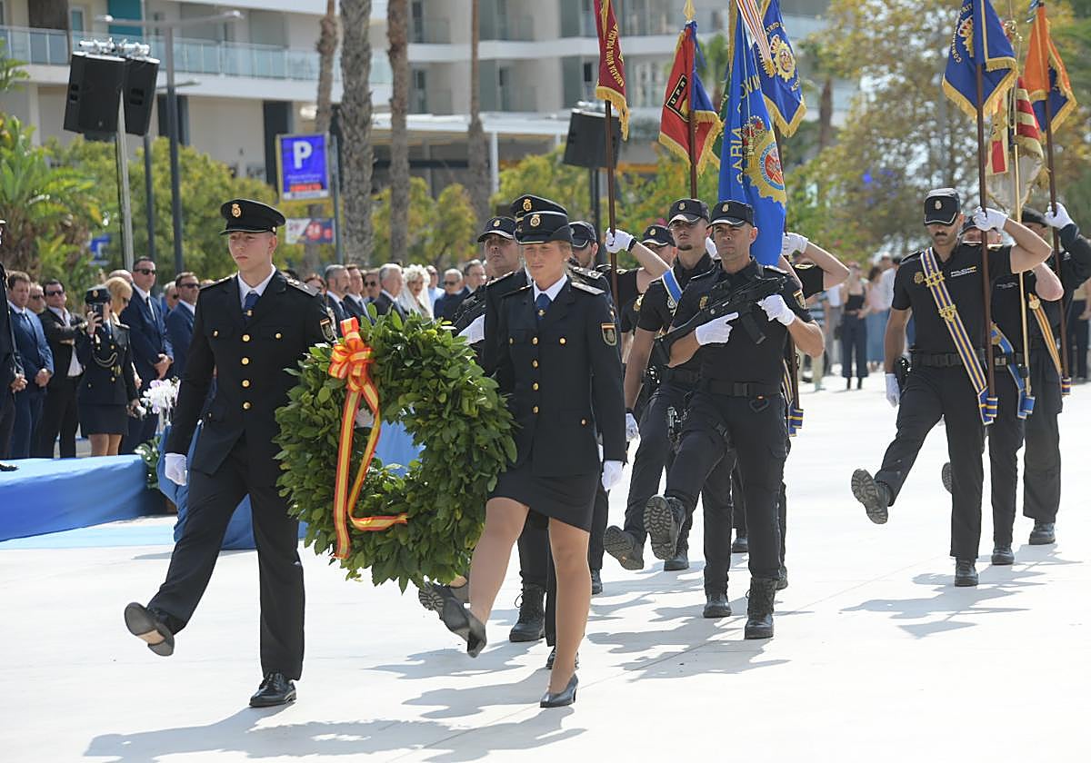 Orgullo azul en Alicante con el homenaje de la Policía Nacional a su patrón, los Santos Ángeles Custodios
