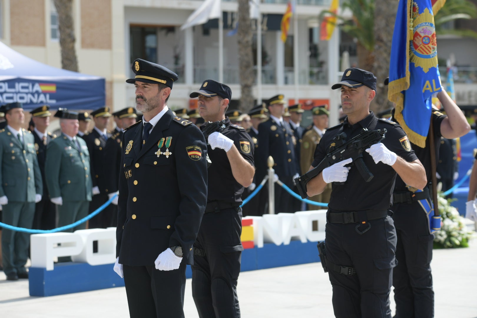 Orgullo azul en Alicante con el homenaje de la Policía Nacional a su patrón, los Santos Ángeles Custodios