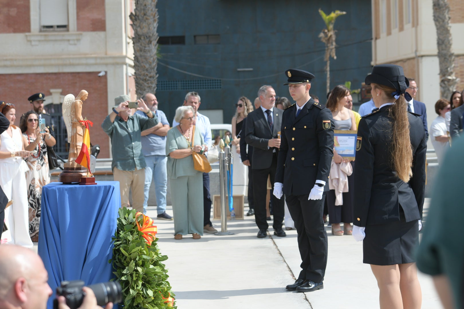 Orgullo azul en Alicante con el homenaje de la Policía Nacional a su patrón, los Santos Ángeles Custodios