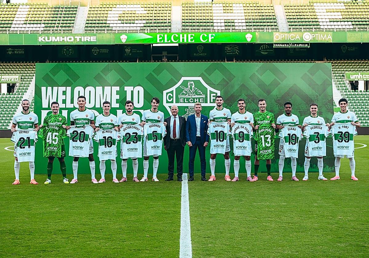 Los nuevos jugadores del Elche, durante la presentación oficial ante la afición en el Martínez Valero.