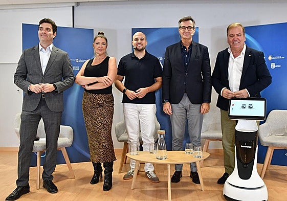 Ponentes y organizadores de la jornada sobre robótica celebrada en Monforte del Cid.