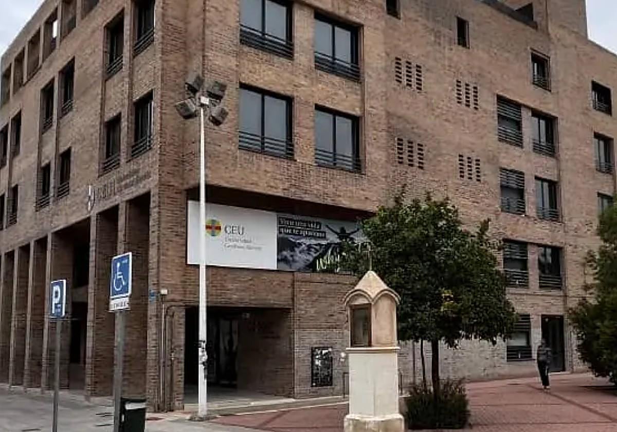 Edificio del CEU ubicado en la plaza de Reyes Católicos.