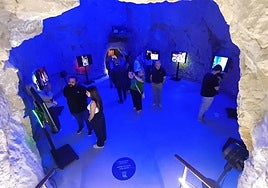 Asistentes a la exposición inaugurada en los Pozos de Garrigós.