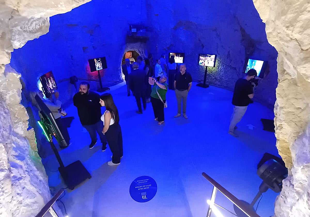 Asistentes a la exposición inaugurada en los Pozos de Garrigós.