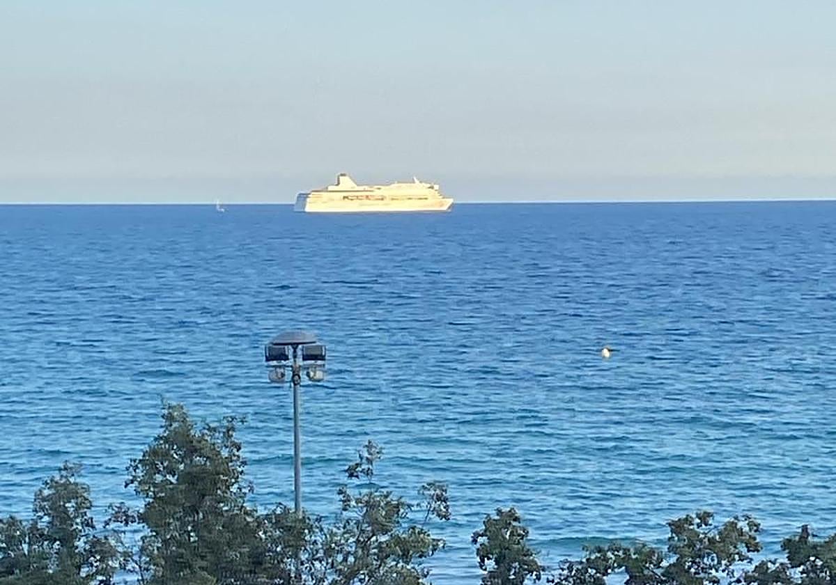 El ferry 'Romántika' en las operaciones de fondeo frente a Alicante.