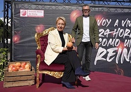 El presidente del Consejo Regulador de la DOP de la Granada Mollar de Elche, Francisco Oliva, posa junto a la chef ilicitana Susi Díaz durante la presentación de la campaña en Madrid.