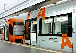 Un tranvía del Tram de Alicante en la estación de Luceros.