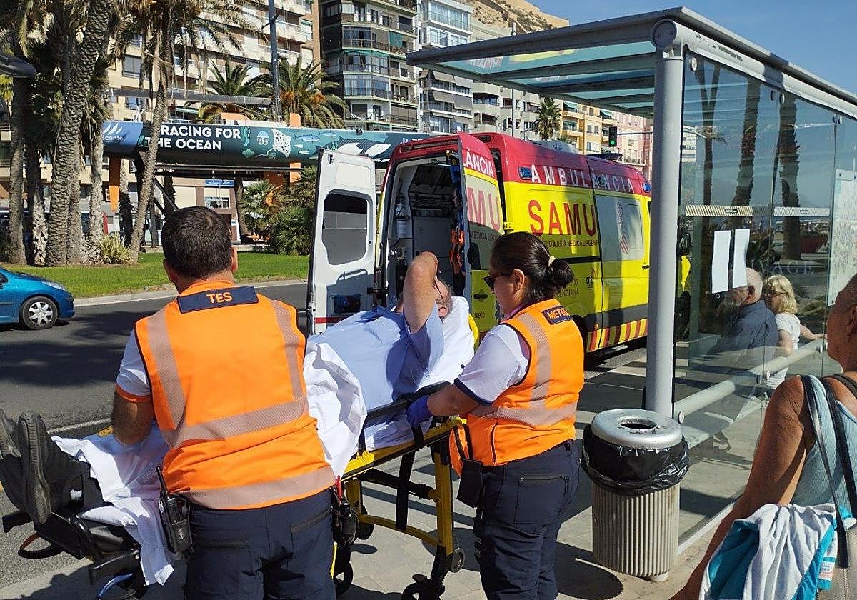 Ambulancia atendiendo al conductor.