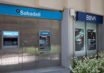 BBVA y Sabadell se denuncian mutuamente ante la CNMV por malas prácticas con la OPA