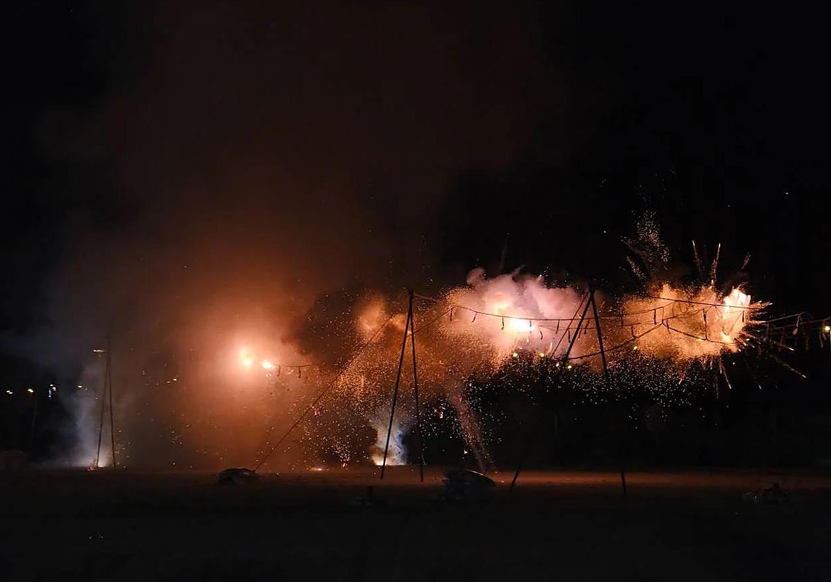 Imagen principal - Agenda de las Hogueras de Alicante: primera mascletà nocturna, almuerzos y lectura del 'Tirant lo Blanc'