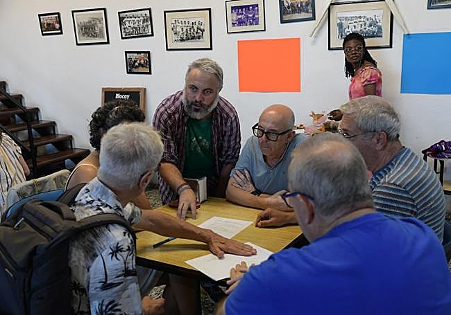 Vecinos del Raval Roig durante una de las sesiones del plan.