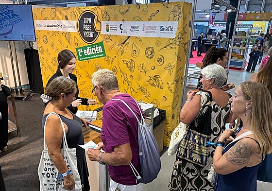Asistentes a Alicante Gastronómica, en el stand de San Vicente.