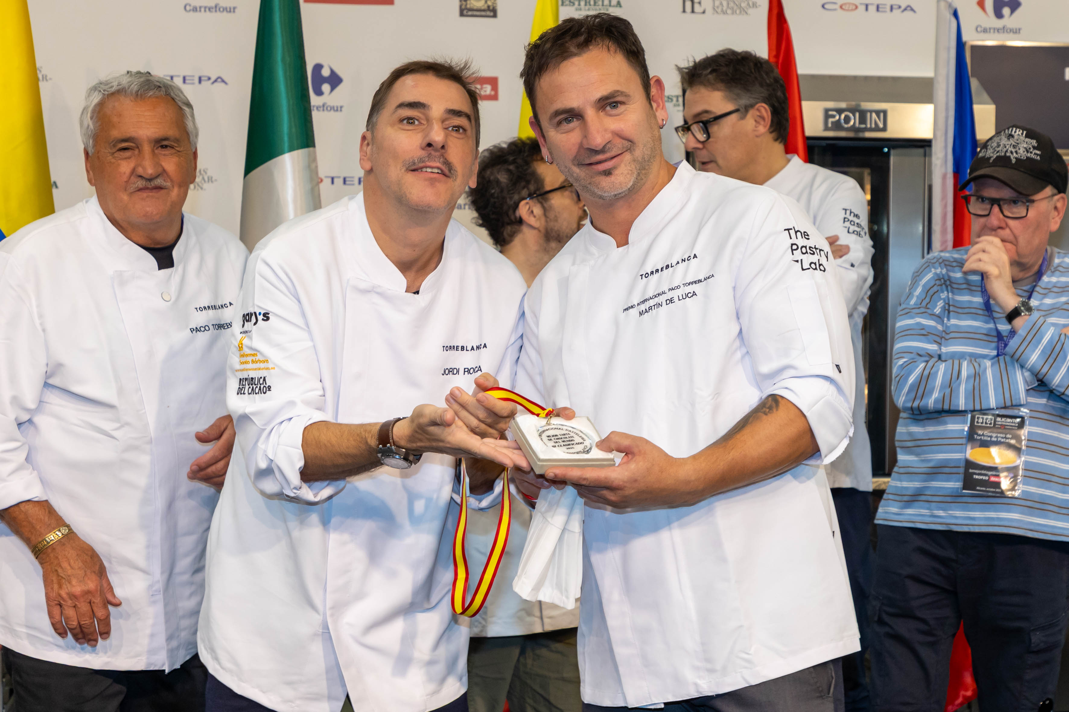 El reconocido pastelero Jordi Roca entrega el tercer premio a Martín De Luca.