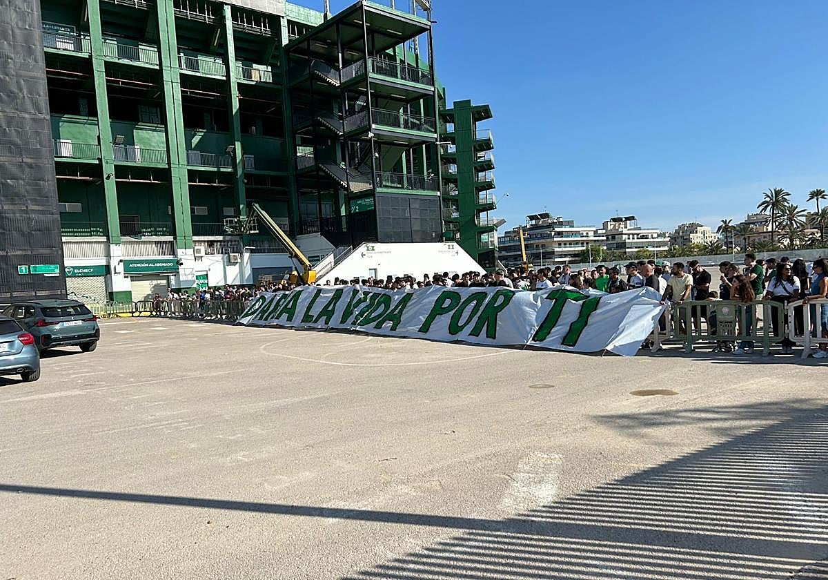Elche CF fans bid farewell to the players before the match in Vitoria.