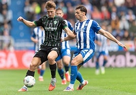 Affengruber y Lucas Boyé disputando un balón.