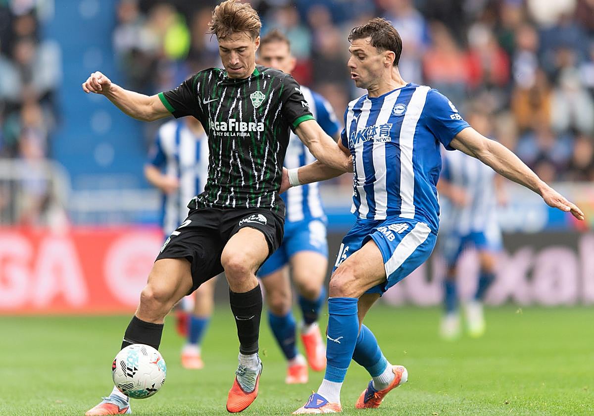 Affengruber y Lucas Boyé disputando un balón.