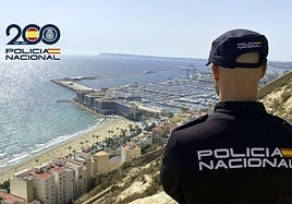 Un agente de la Policía Nacional sobre la playa del Postiguet de Alicante.