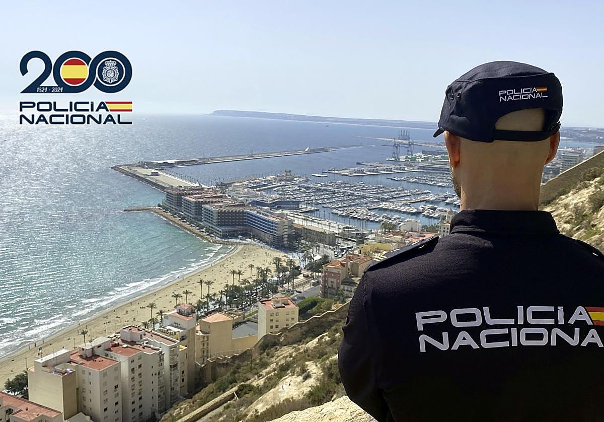 Un agente de la Policía Nacional sobre la playa del Postiguet de Alicante.