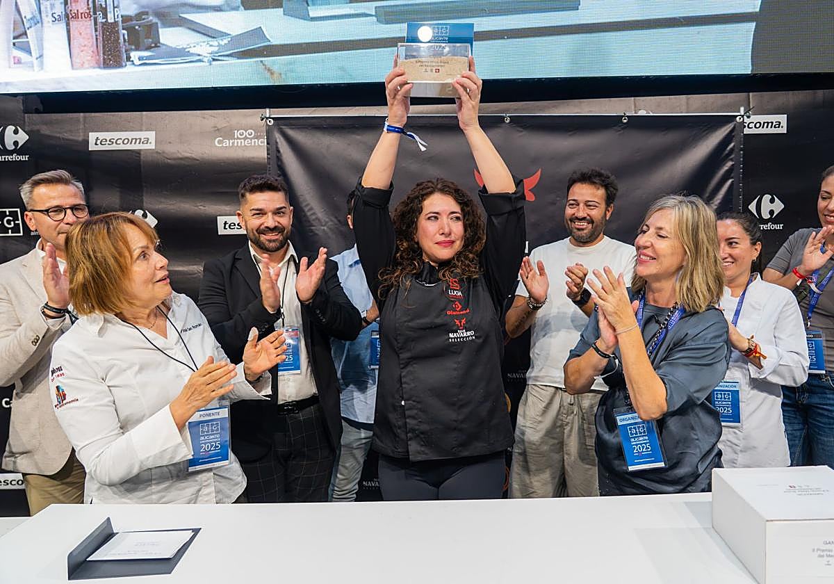 Chef Davinia Martínez with the award for the Best Grill in the Mediterranean.