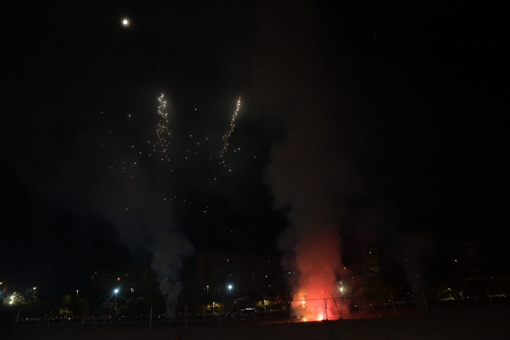 Explosión de luz y sonido: la primera mascletà de las Hogueras de Alicante convierte el Bulevar del Pla en una fiesta