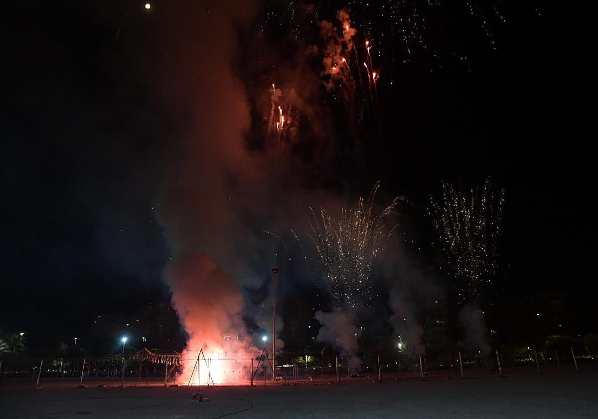 Explosión de luz y sonido: la primera mascletà de las Hogueras de Alicante convierte el Bulevar del Pla en una fiesta