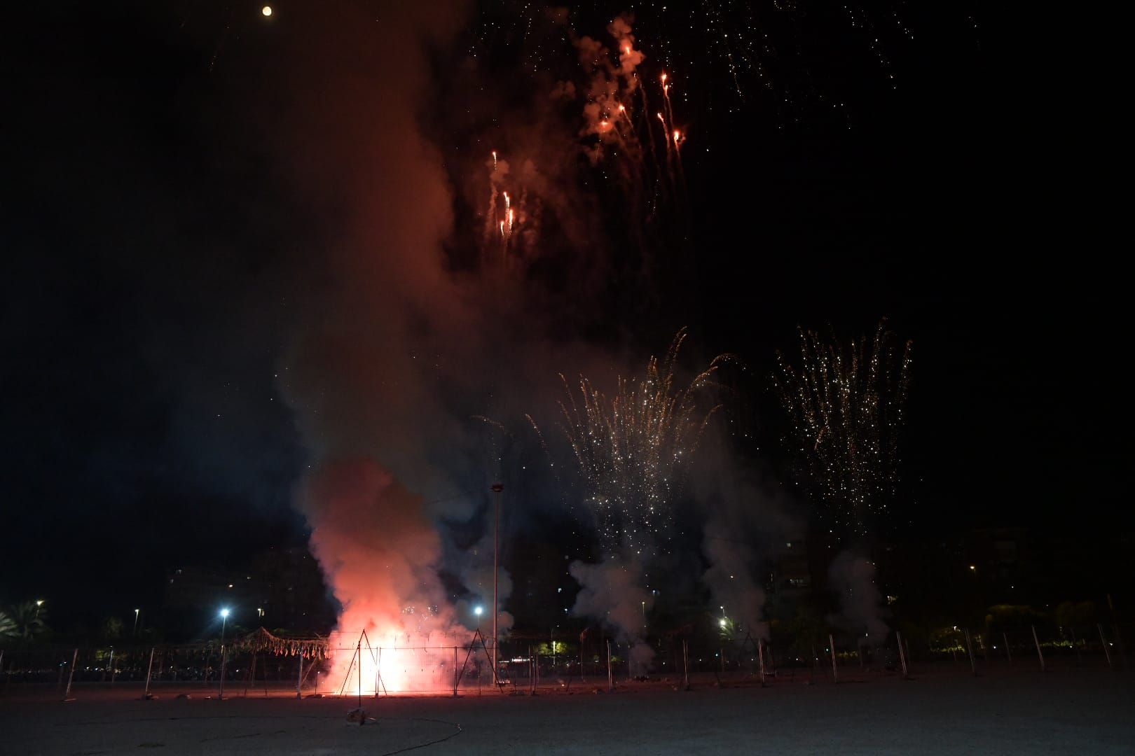 Explosión de luz y sonido: la primera mascletà de las Hogueras de Alicante convierte el Bulevar del Pla en una fiesta
