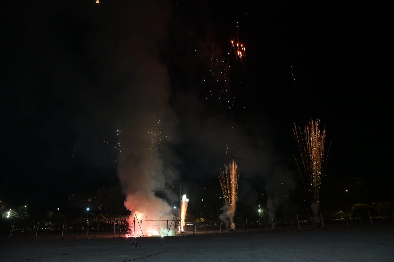 Explosión de luz y sonido: la primera mascletà de las Hogueras de Alicante convierte el Bulevar del Pla en una fiesta