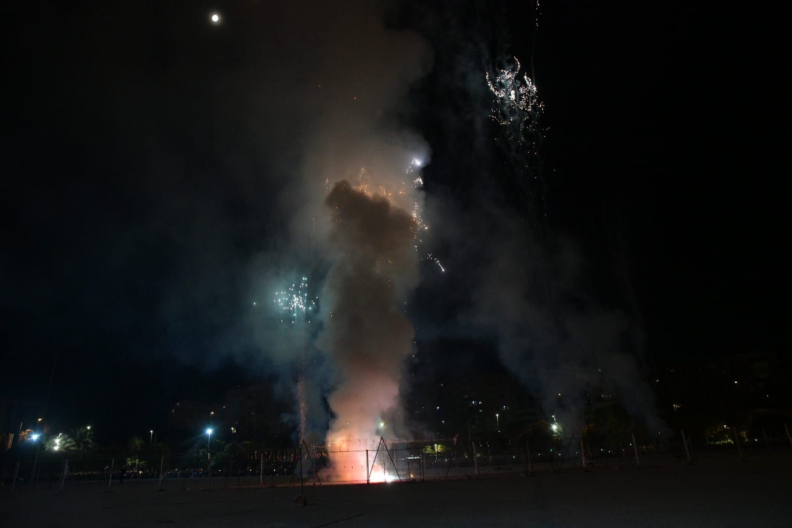Explosión de luz y sonido: la primera mascletà de las Hogueras de Alicante convierte el Bulevar del Pla en una fiesta