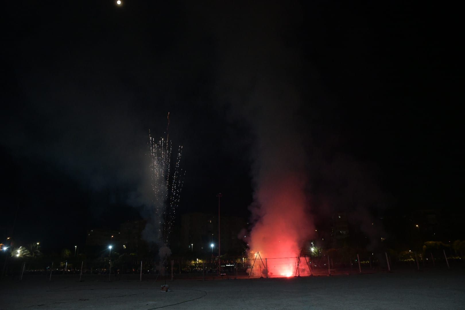 Explosión de luz y sonido: la primera mascletà de las Hogueras de Alicante convierte el Bulevar del Pla en una fiesta