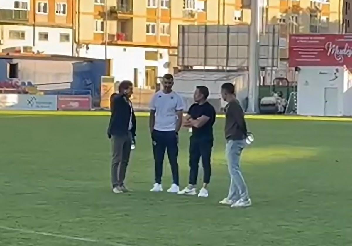 Peña y Parodi se reúnen después del partido con Torrecilla.