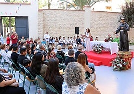Misa de campaña en el colegio franciscano.