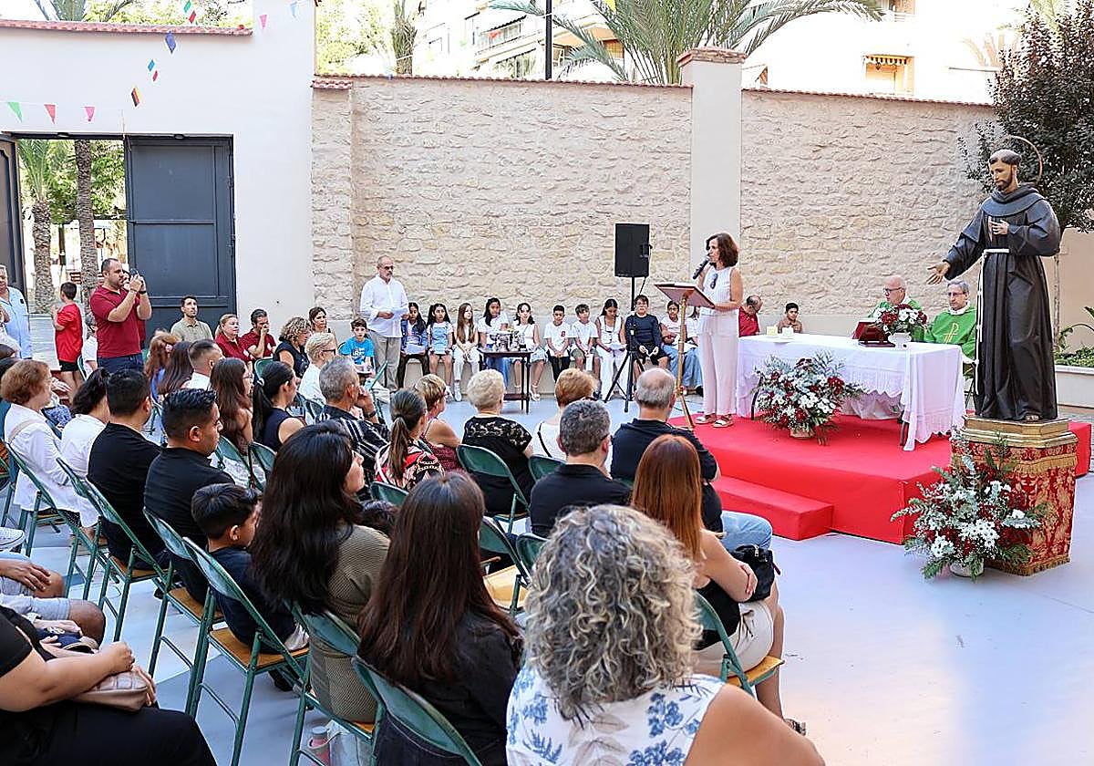 Misa de campaña en el colegio franciscano.