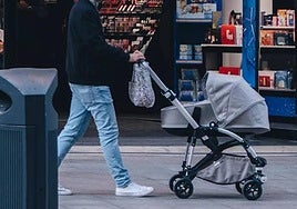 Un hombre pasea con su bebé.