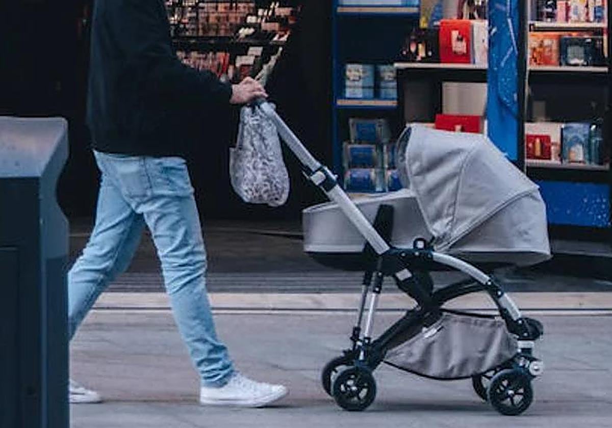 Un hombre pasea con su bebé.