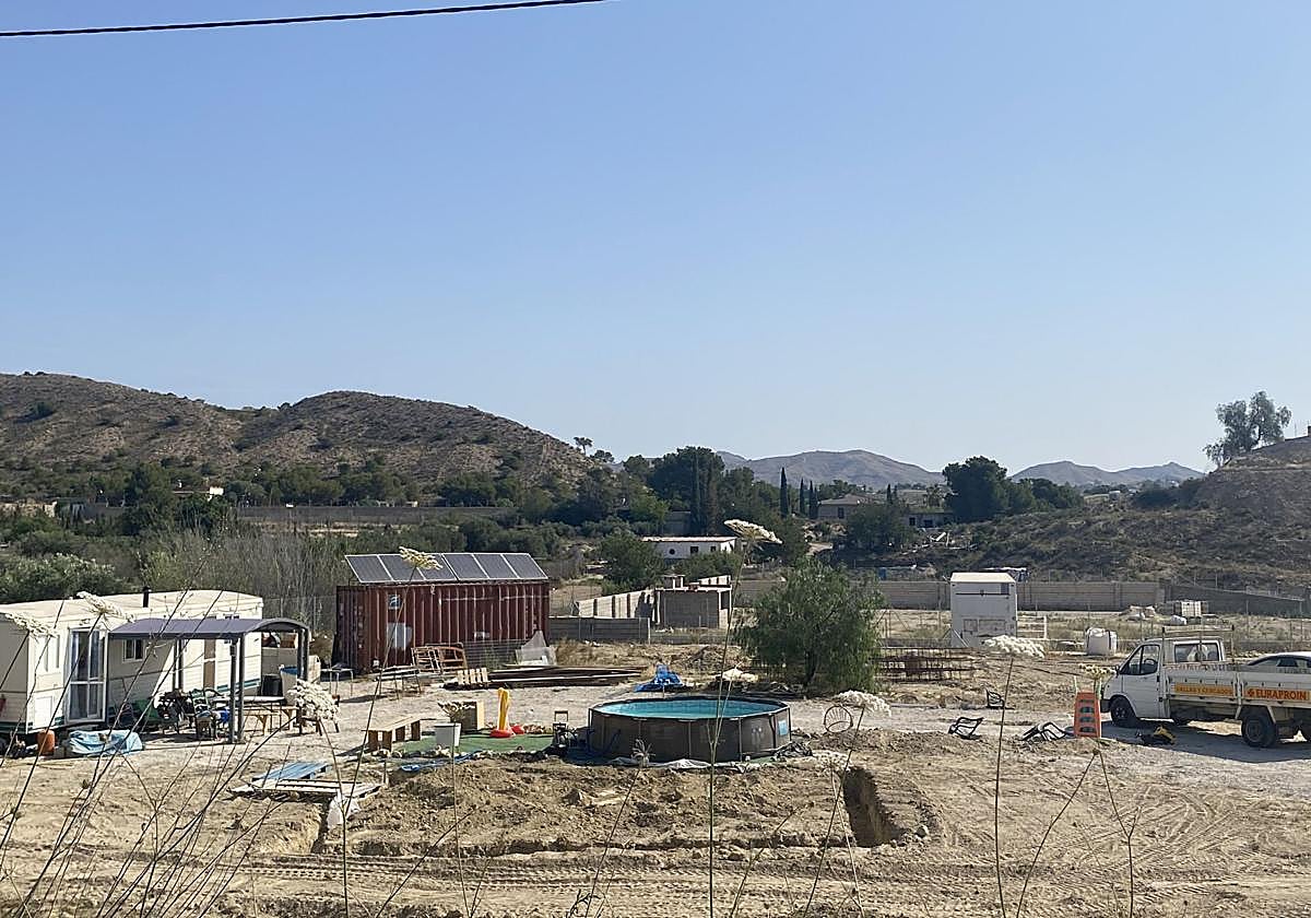 Detalle de algunas de las construcciones que identifica el estudio en las partidas rurales de Alicante.