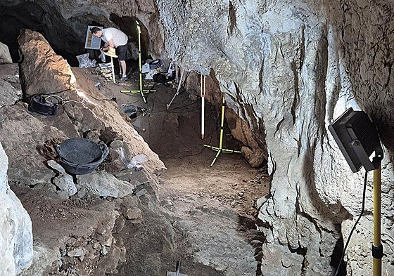 Excavaciones en la Cova d'Or de Beniarrés.