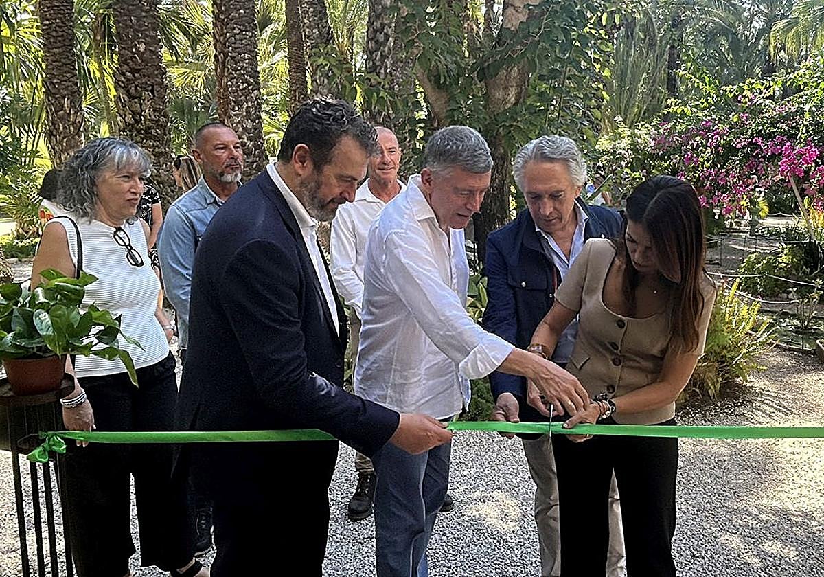 Representantes institucionales durante el acto inaugural de la exposición.