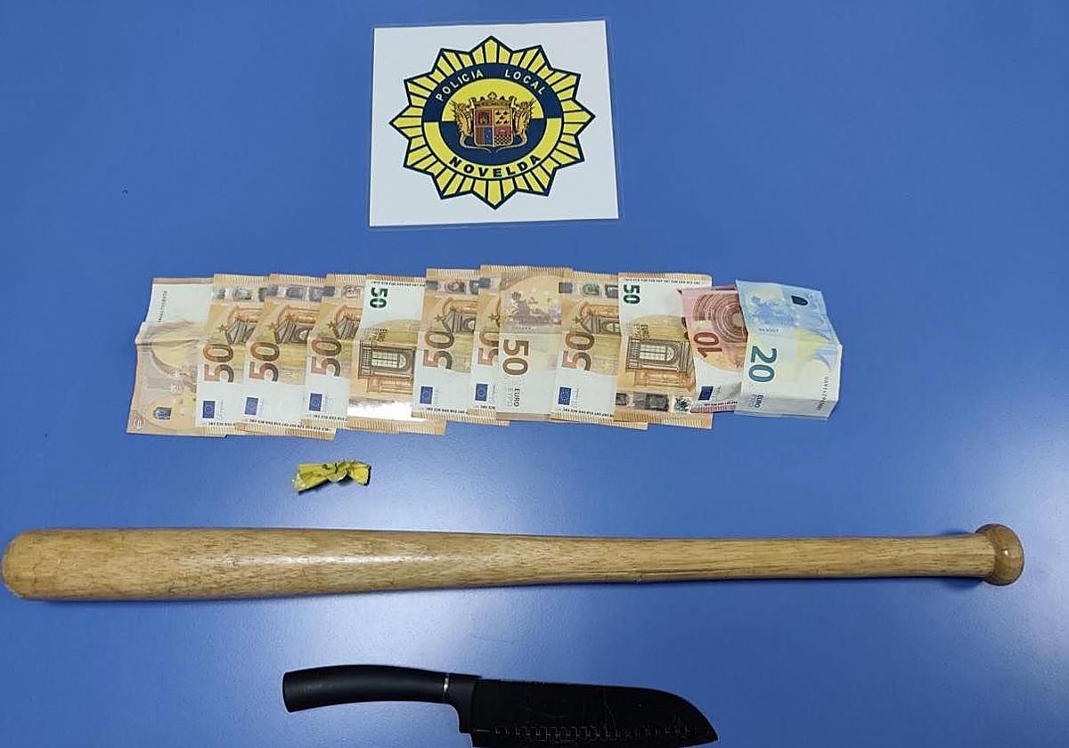 Cuchillo, bate y dinero requisados por la Policía Local de Novelda.