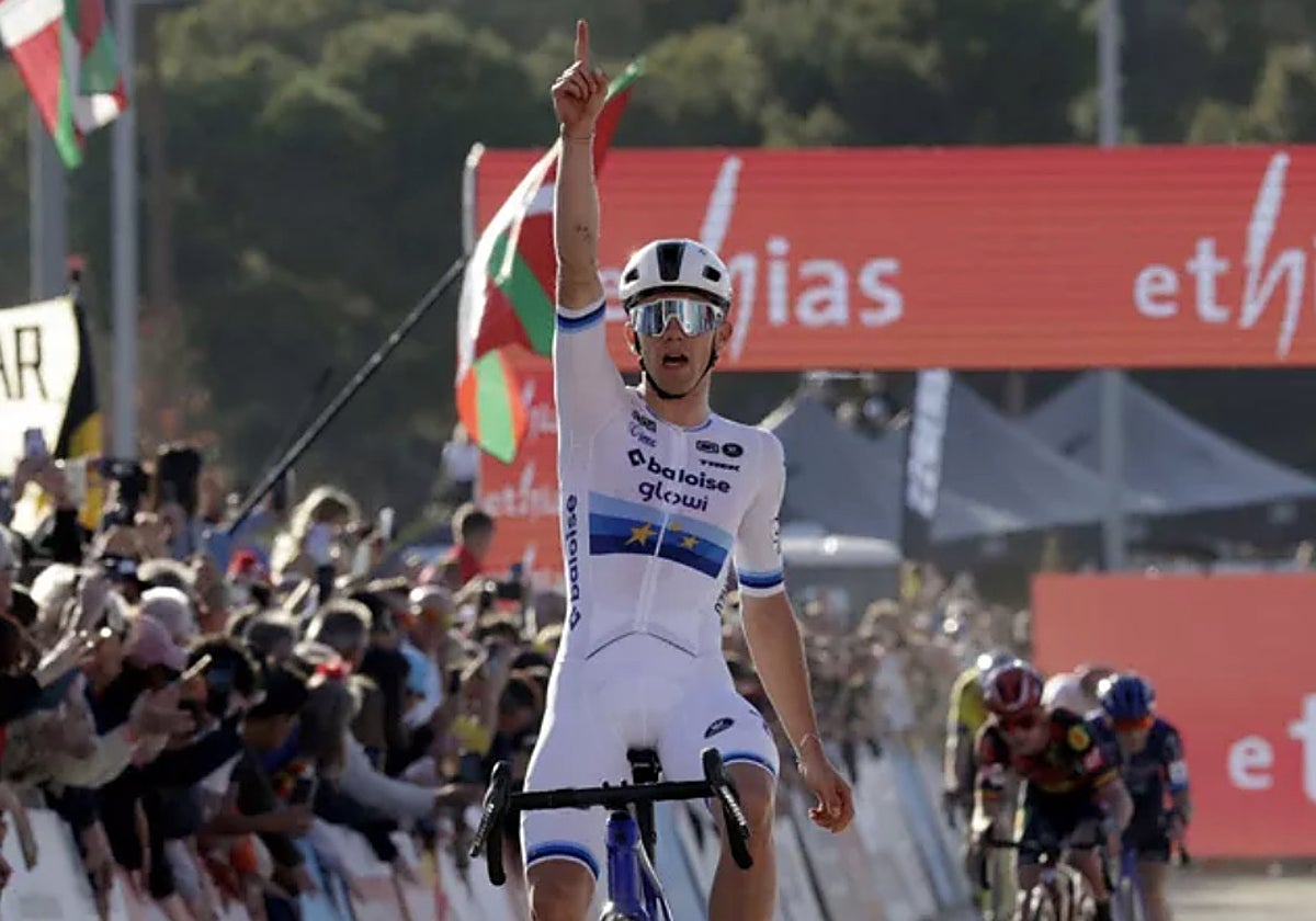 Thibau Nys celebrates his victory in Benidorm in 2025