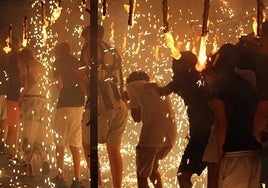 El Campello recuerda las medidas de seguridad y protección para vecinos y participantes del correfoc y los actos pirotécnicos.