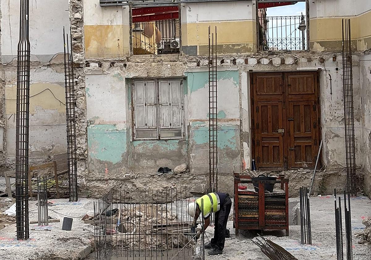 Imagen principal - El alcalde y responsables municipales visitan las obras de la Biblioteca Central Guillermo Bernabéu, supervisando los avances y futuros espacios culturales del proyecto.